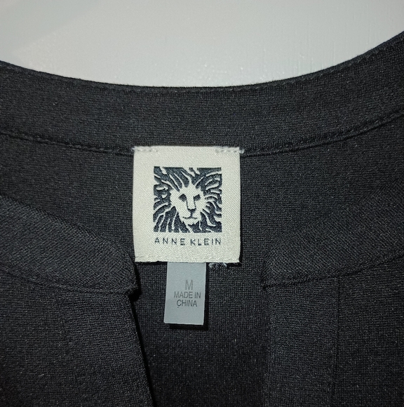 Anne Klein Medium Black "Y" Neck Half Zip Short Sleeve Top - Picture 2 of 6